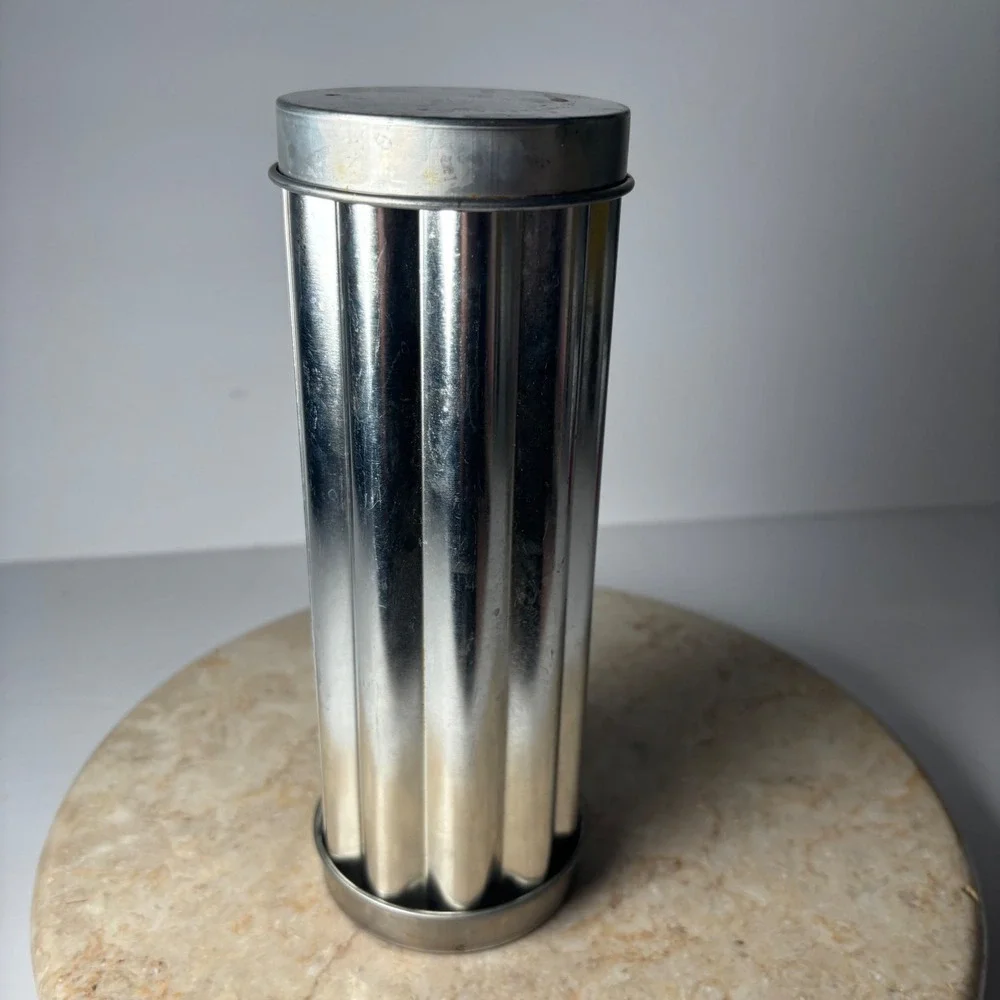 The Pampered Chef Flower Bread Tubed Silver Scalloped Mold